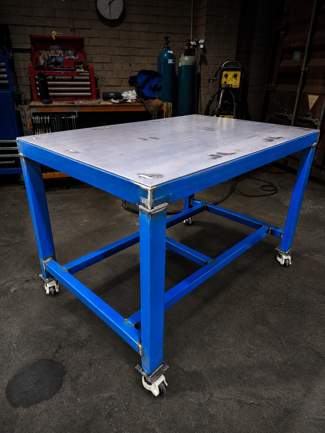 Mobile steel workbench